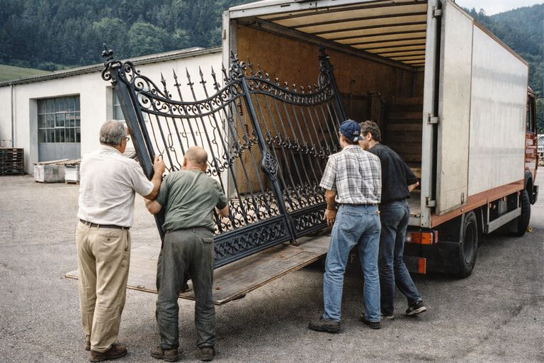 Chargement d'un portail Portadom sur camion, vers 1993